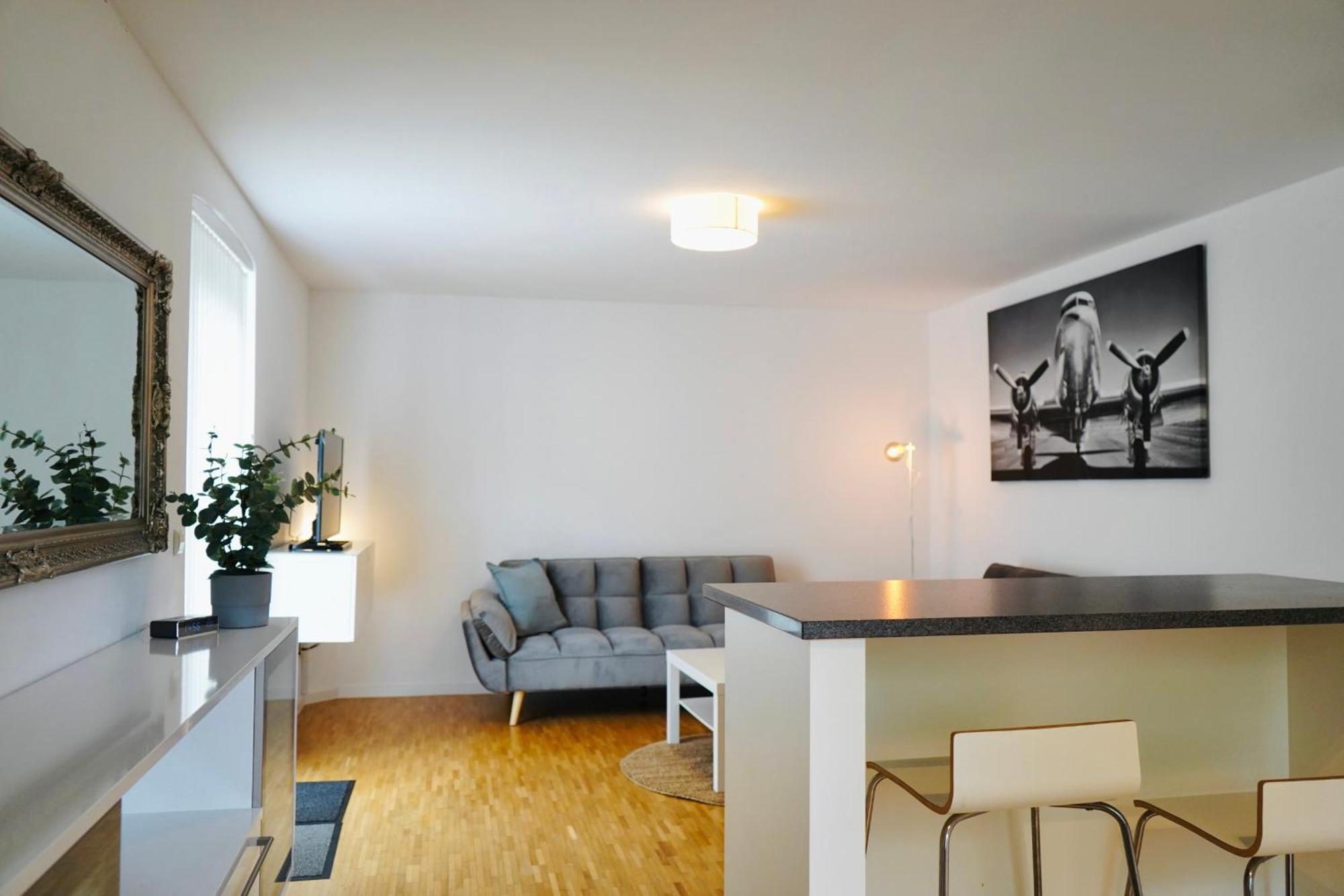 Stilvolles In Stadtnaehe-parkplatz- 4 Personen- Balkon *